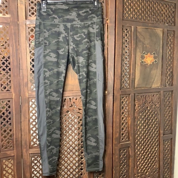 Fabletics On-the-Go Legging - Picture 4 of 8